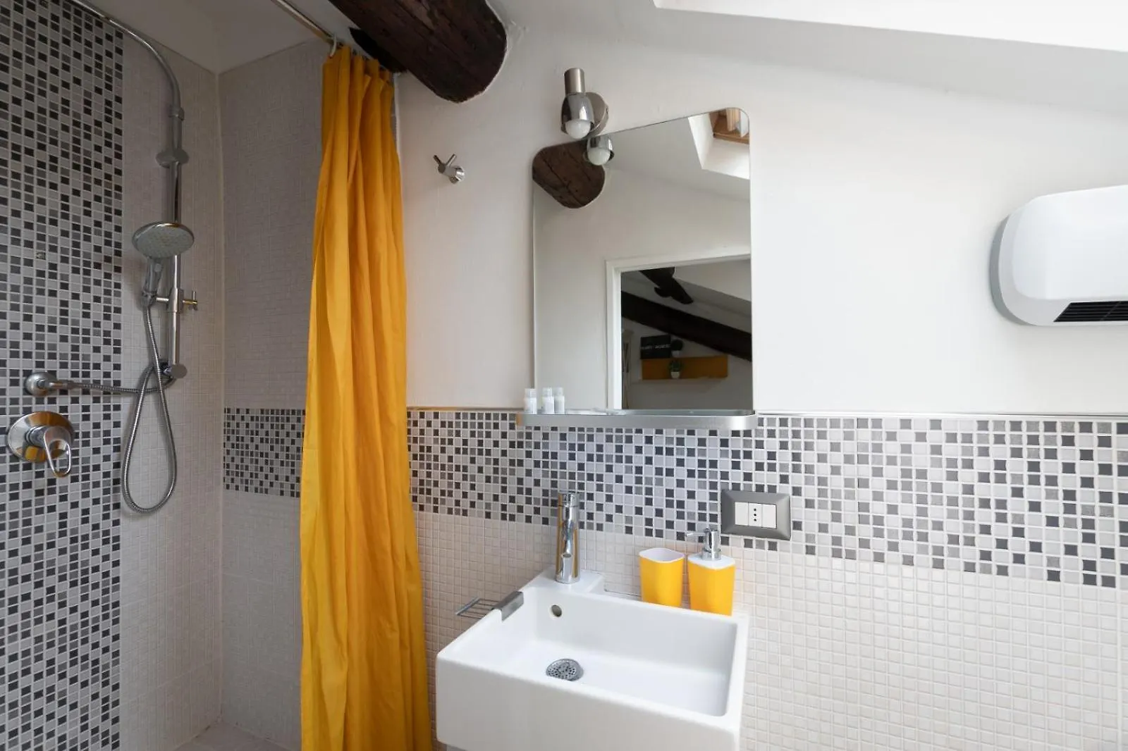Chinatown Cosy Attic Apartment Milan 0*,  Italy